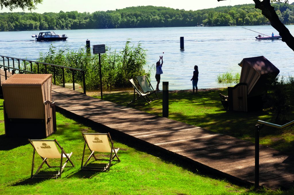 Seminaris SeeHotel Potsdam Exterior Lake View Day