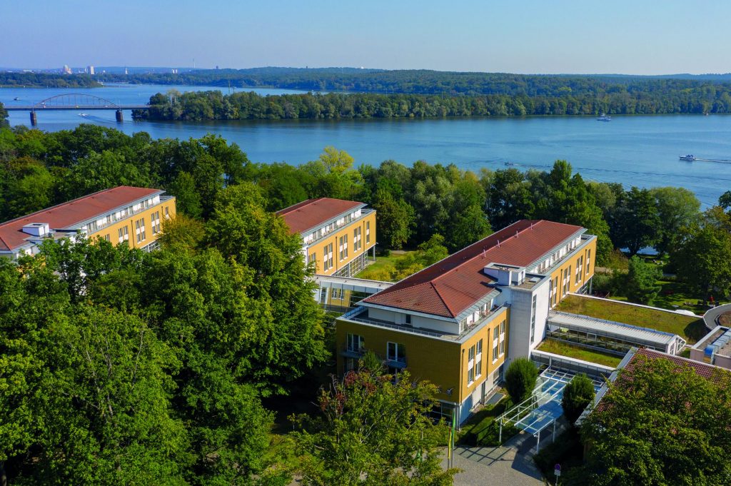 Seminaris SeeHotel Potsdam Exterior View with Lake